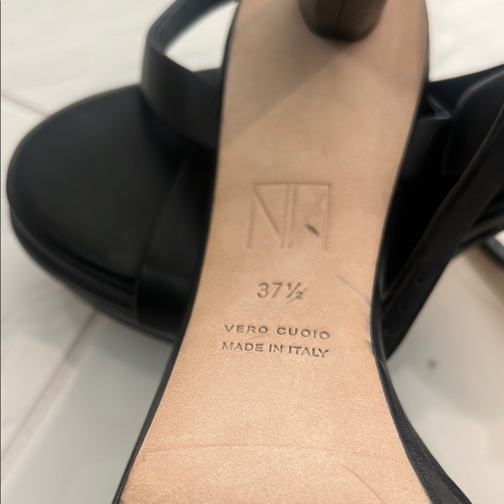Tamara Mellon Elegant Black Heels - Picture 6 of 7